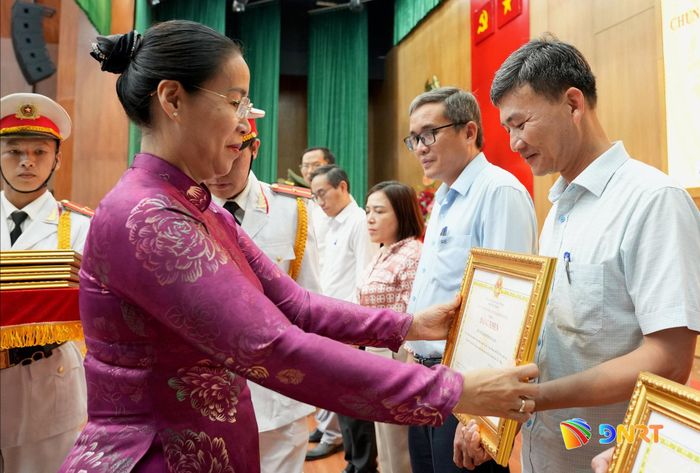 Phó Chủ tịch UBND thành phố Nguyễn Thị Anh Thi trao Bằng khen của UBND thành phố cho các tập thể, cá nhân. Ảnh: T.CÔNG