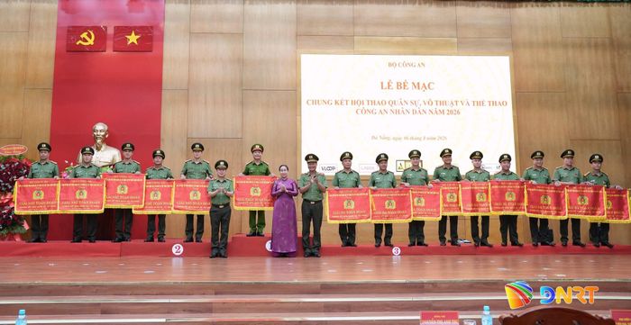 Thiếu tướng Lê Hồng Hiệp, Phó Cục trưởng Cục Công tác chính trị (Bộ Công an) và Phó Chủ tịch UBND thành phố Nguyễn Thị Anh Thi trao cờ cho các đội đoạt giải Nhất, Nhì, Ba toàn đoàn nhóm nội dung chung các môn quân sự, võ thuật. Ảnh: T.CÔNG