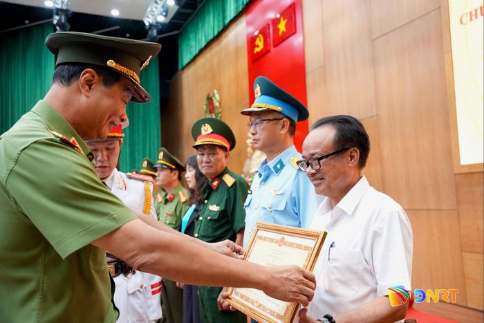 Thiếu tướng Nguyễn Hữu Hợp trao Bằng khen của Bộ Công an cho đại diện Báo và phát thanh, truyền hình Đà Nẵng. Ảnh: T.CÔNG