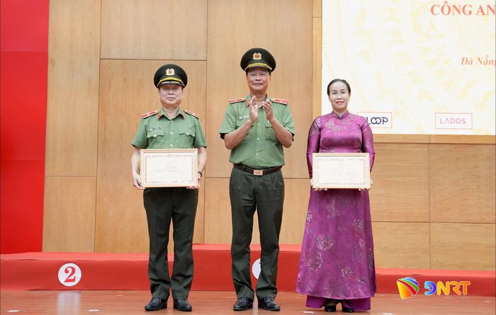 Thiếu tướng Lê Hồng Hiệp trao Bằng khen của Bộ Công an cho Thiếu tướng Nguyễn Hữu Hợp, Giám đốc Công an thành phố và Phó Chủ tịch UBND thành phố Nguyễn Thị Anh Thi. Ảnh: T.CÔNG