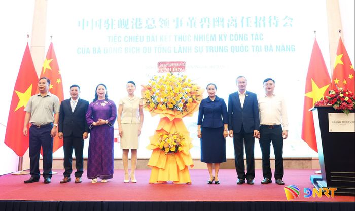 Lãnh đạo thành phố Đà Nẵng và thành phố Huế chụp ảnh lưu niệm với Tổng Lãnh sự Trung Quốc tại Đà Nẵng Đổng Bích Du (thứ 4 từ trái). Ảnh: NGỌC HÀ