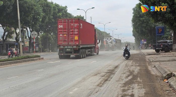 Mỗi khi xe chạy qua, kéo theo bụi, đất mù mịt. Ảnh: THÀNH LÂN