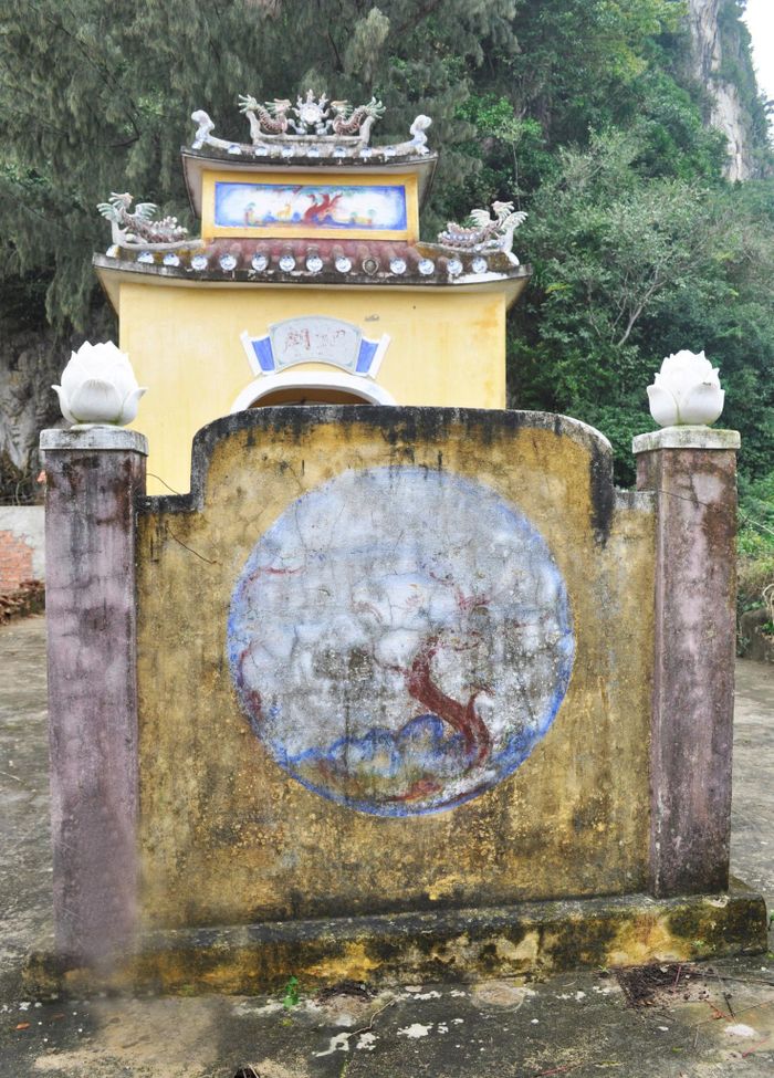 Miếu vọng Huyền Trân dưới chân ngọn Kim Sơn ở Ngũ Hành Sơn. Ảnh: Minh Khuê