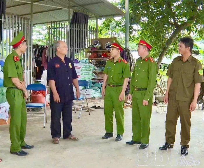 Công an xã Thanh Yên phối hợp với tổ an ninh trật tự cơ sở trực tiếp đến các hộ dân tuyên truyền nâng cao tinh thần cảnh giác và tích cực tố giác các hành vi vi phạm pháp luật.