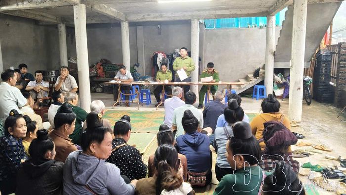 Phó Chủ tịch UBND xã Quài Tở Lầu A Sính họp dân tuyên truyền tới người dân tại bản Biếng, xã Quài Tở về công tác quản lý, bảo vệ rừng trên địa bàn.