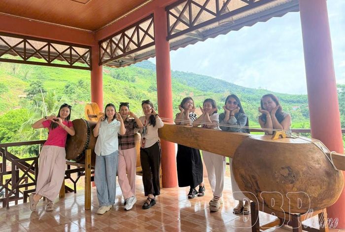 Du khách tham quan, trải nghiệm, chụp ảnh lưu niệm tại bản văn hóa du lịch cộng đồng Nà Sự. (Ảnh CTV)