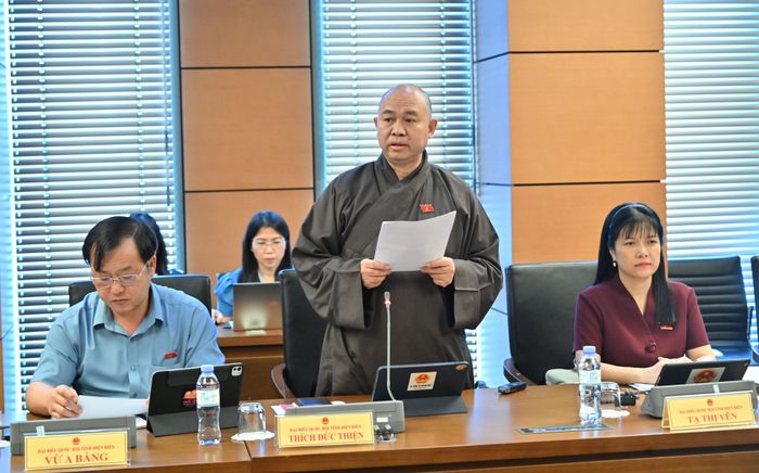 Thượng tọa Thích Đức Thiện, ĐBQH tỉnh phát biểu tại phiên thảo luận.