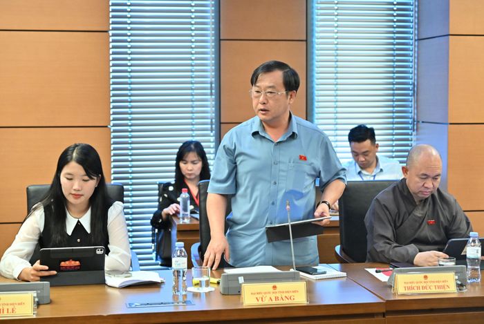 Đại biểu Quốc hội Vừ A Bằng phát biểu tại phiên thảo luận.
