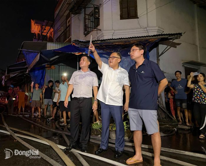 Ủy viên Ban Thường vụ Thành ủy, Phó Chủ tịch Thường trực UBND thành phố Nguyễn Kim Long và Ủy viên Ban Thường vụ Thành ủy, Bí thư Đảng ủy, Chủ tịch HĐND phường Trấn Biên Hồ Văn Nam kiểm tra, chỉ đạo công tác khắc phục và xử lý vụ cháy khu vực chợ Biên Hòa ngay vào tối 5-8. Ảnh: Công Nghĩa