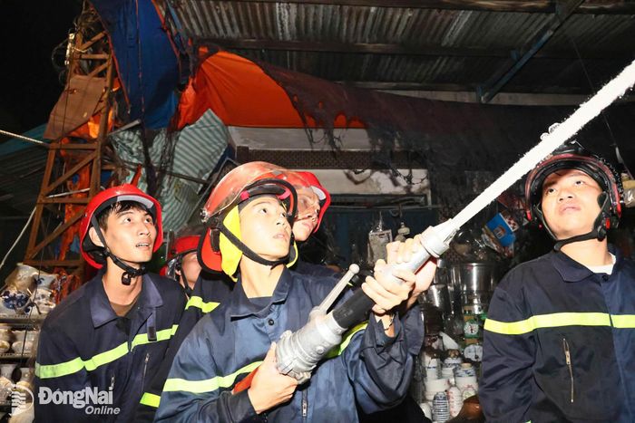 Dưới sự chỉ đạo sát sao, quyết liệt và khẩn trương của lãnh đạo Công an thành phố, lực lượng chữa cháy đã triển khai đồng bộ các đội hình phun nước từ nhiều hướng, không để cháy lan, đồng thời khống chế toàn bộ đám cháy một cách nhanh nhất. Ảnh: Công Nghĩa
