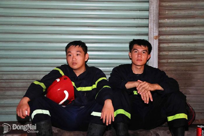 Dù gương mặt ai nấy đều đỏ bừng vì hơi nóng hừng hực và ướt đẫm mồ hôi nhưng các lực lượng làm nhiệm vụ vẫn nỗ lực không ngừng nghỉ, quyết tâm bảo vệ từng phần tài sản của tiểu thương cho tới khi ngọn lửa dập tắt hoàn toàn. Ảnh: Công Nghĩa