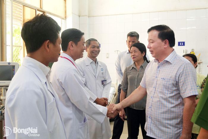 Phó Bí thư Thành ủy, Chủ tịch UBND thành phố Nguyễn Văn Út (bìa phải) thăm, động viên ban lãnh đạo Bệnh viện Đa khoa Thống Nhất.
