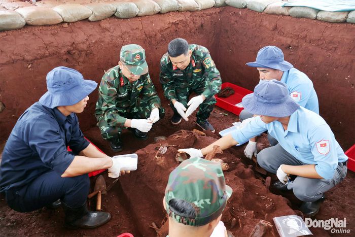 Lực lượng tìm kiếm, quy tập hài cốt liệt sĩ tại khu vực xã Minh Đức.