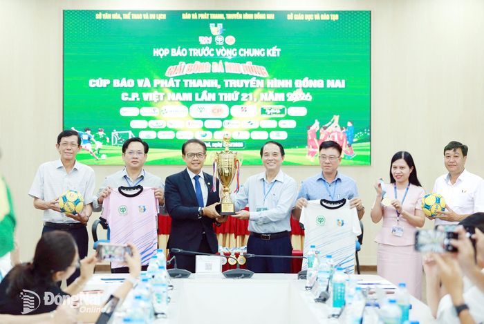 Ban tổ chức cùng với cúp, huy chương, trang phục thi đấu của giải. Ảnh: Thành Nhân