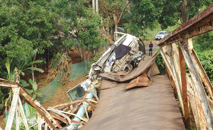 Cú va chạm khiến cầu Đăk Lung hư hỏng nặng, các phương tiện không thể lưu thông. Ảnh: CTV