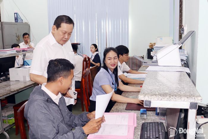 Phó Giám đốc Sở Nông nghiệp và Môi trường Đặng Minh Đức kiểm tra công tác giải quyết thủ tục hành chính liên quan đến đất đai tại Văn phòng Đăng ký đất đai chi nhánh Trảng Bom. Ảnh: Hoàng Lộc