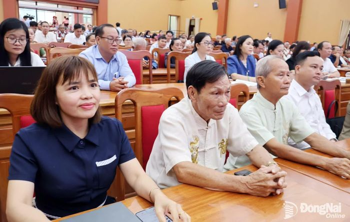 Các già làng, người có uy tín dự hội nghị. Ảnh: Nguyệt Hà