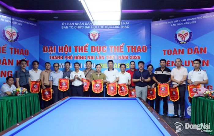 Ban tổ chức trao cờ lưu niệm cho các đoàn vận động viên tham dự giải. Ảnh: Thủy Tiên