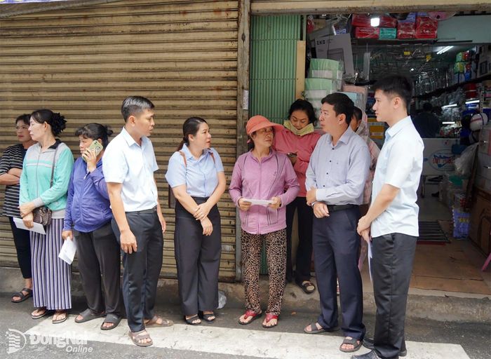 Lãnh đạo phường Trấn Biên lắng nghe tâm tư, nguyện vọng của các hộ dân, tiểu thương để kịp thời có phương án hỗ trợ, ổn định cuộc sống. Ảnh: Lê Duy