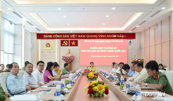 Đồng chí Tôn Ngọc Hạnh, Ủy viên Trung ương Đảng, Phó Bí thư Thường trực Thành ủy, Chủ tịch HĐND thành phố chủ trì phiên họp tại điểm cầu thành phố Đồng Nai. Ảnh: CTV
