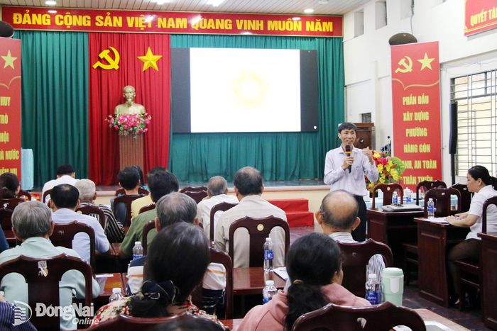 PGS.TS Trần Thiện Thanh, Phó Trưởng khoa Vật lý - Vật lý kỹ thuật, Trường đại học Khoa học Tự nhiên (Đại học Quốc gia Thành phố Hồ Chí Minh) chia sẻ nội dung liên quan đến tổng quan về năng lượng nguyên tử - Vai trò và định hướng phát triển ứng dụng năng lượng nguyên tử ở Việt Nam. Ảnh: Hải Quân