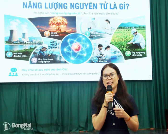 Tiến sĩ Văn Thị Thu Trang, giảng viên Khoa Vật lý - Vật lý kỹ thuật, Trường đại học Khoa học tự nhiên (Đại học Quốc gia Thành phố Hồ Chí Minh) trình bày nội dung về ứng dụng năng lượng nguyên tử trong y tế. Ảnh: Hải Quân