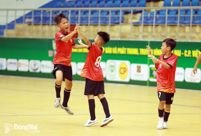Các cầu thủ U.11 Gia Kiệm ăn mừng khi ghi bàn thắng trước U.11 Long Bình. Ảnh: Huy Anh
