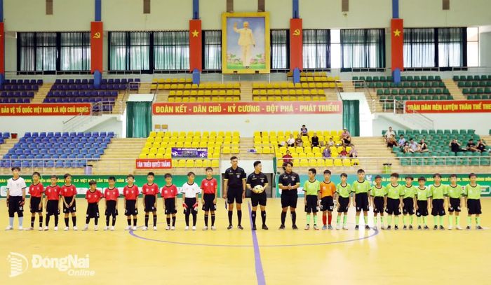 Hai đội bóng ra chào khán giả trước khi thi đấu. Ảnh: Huy Anh