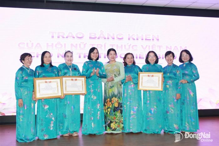 Thành ủy viên, Phó Chủ tịch UBND thành phố Nguyễn Thị Hoàng trao bằng khen của Hội Nữ trí thức Việt Nam cho các cá nhân. Ảnh: Nga Sơn