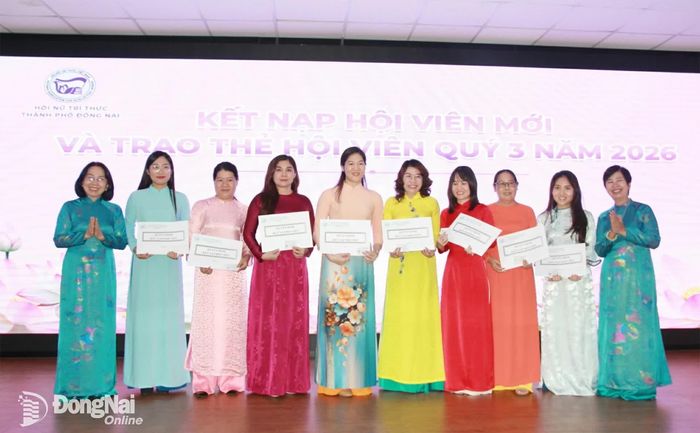 Hội viên mới nhận quyết định và thẻ hội viên tại hội nghị. Ảnh: Nga Sơn