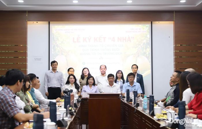 Sở Nông nghiệp và Môi trường thành phố Đồng Nai, Viện Cây ăn quả miền Nam, Câu lạc bộ Doanh nông Việt Nam và doanh nghiệp vật tư nông nghiệp ký kết hợp tác xây dựng quy trình trồng bưởi hướng tới thị trường xuất khẩu. Ảnh: B.Nguyên