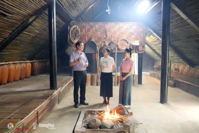 Bếp lửa trung tâm là trái tim của ngôi nhà dài, nơi diễn ra các sinh hoạt gia đình, tiếp đón khách và truyền nối các giá trị văn hóa của đồng bào Xtiêng. Ảnh: Tiến Dũng