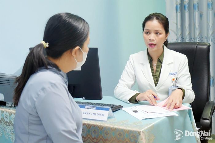 Bác sĩ khoa Phụ sản, Bệnh viện Đa khoa Đồng Nai tư vấn cho bệnh nhân. Ảnh: H.D