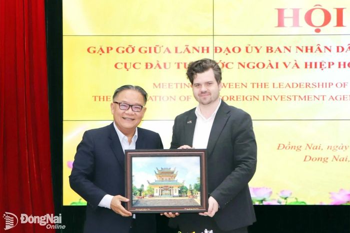 Ủy viên Ban Thường vụ Thành ủy, Phó Chủ tịch Thường trực UBND thành phố Đồng Nai Nguyễn Kim Long tặng quà lưu niệm Chủ tịch Hiệp hội Doanh nghiệp Đức Alexander Ziehe. Ảnh: Ngọc Liên