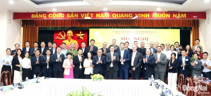 Lãnh đạo thành phố và các sở, ban, ngành cùng đoàn công tác Cục Đầu tư nước ngoài và Hiệp hội Doanh nghiệp Đức chụp ảnh chung sau hội nghị. Ảnh: Ngọc Liên