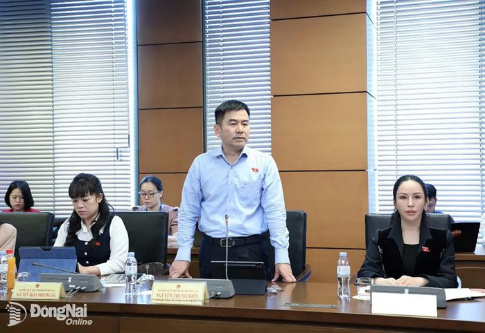Đại biểu Nguyễn Trung Kiên, Đoàn Đại biểu Quốc hội thành phố Đồng Nai phát biểu thảo luận tại tổ. Ảnh: CTV