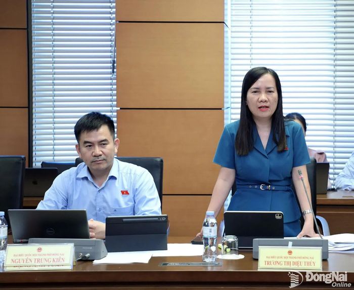 Đại biểu Trương Thị Diệu Thúy, Đoàn Đại biểu Quốc hội thành phố Đồng Nai phát biểu thảo luận tại tổ. Ảnh: CTV