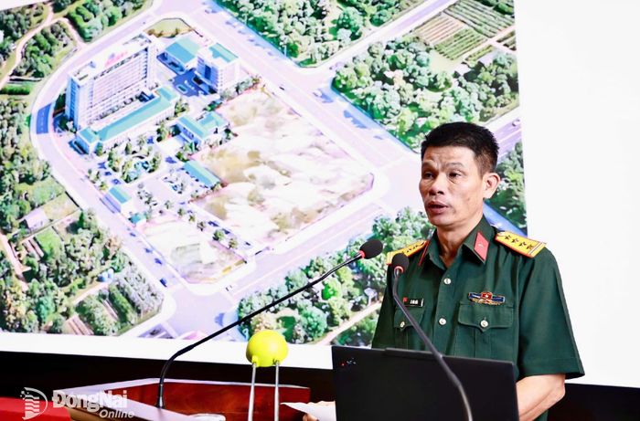 Đại tá Lê Đức Hiền, Phó Tư lệnh Binh đoàn 16 phát biểu tại hội nghị.