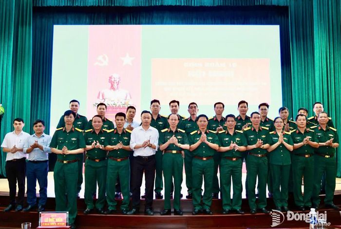 Thiếu tướng Phạm Bá Hiền, Tư lệnh Binh đoàn 16 chụp ảnh lưu niệm với đơn vị tư vấn và các đại biểu tham dự hội nghị.