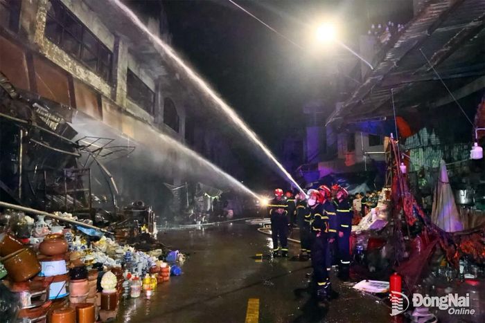 Dưới sự chỉ đạo sát sao, quyết liệt và khẩn trương của lãnh đạo Công an thành phố, lực lượng chữa cháy đã triển khai đồng bộ các đội hình phun nước từ nhiều hướng, không để cháy lan, đồng thời khống chế toàn bộ đám cháy một cách nhanh nhất. Ảnh: Công Nghĩa