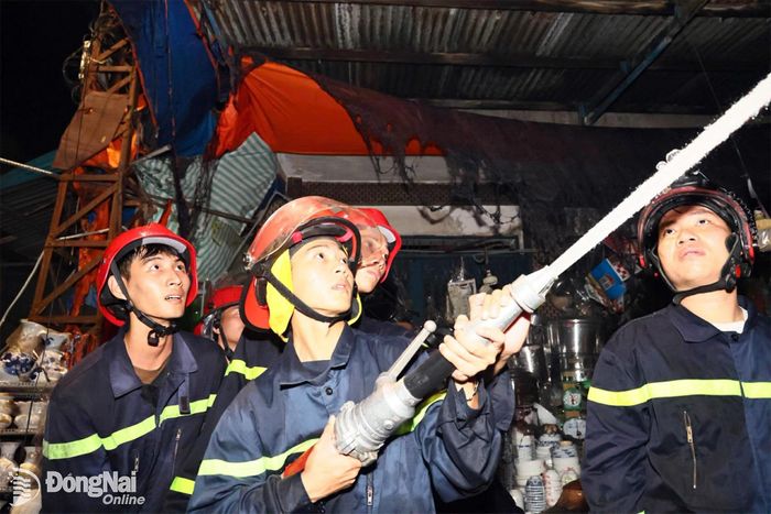 Các lực lượng tham gia chữa cháy, cứu nạn, cứu hộ tại khu vực Trung tâm Thương mại Biên Hòa (phường Trấn Biên) vào tối 5-8. Ảnh: Công Nghĩa