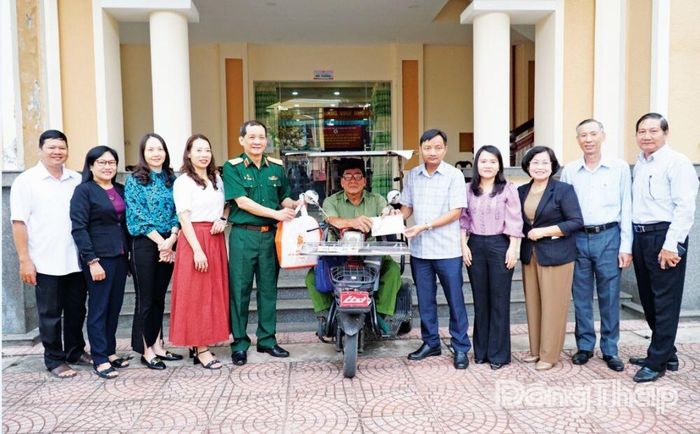 Đoàn công tác Trung ương Hội Nạn nhân chất độc da cam/dioxin Việt Nam cùng lãnh đạo địa phương thăm hỏi, trao quà động viên nạn nhân chất độc da cam trên địa bàn tỉnh Đồng Tháp.