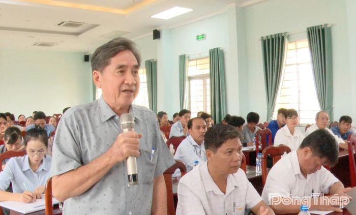 Cử tri phát biểu ý kiến.