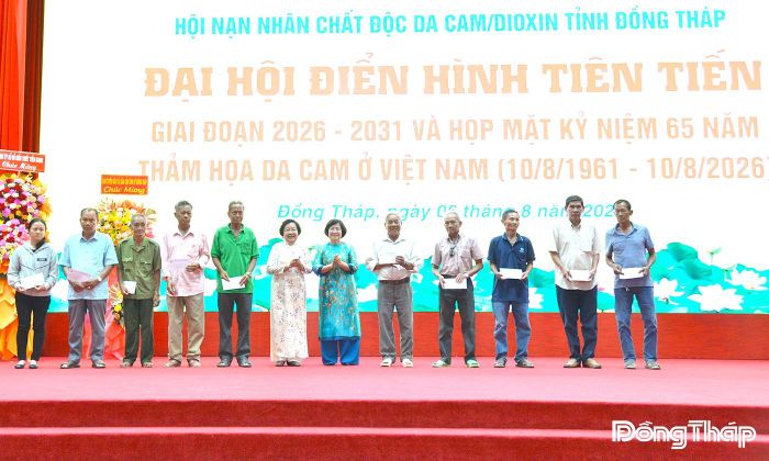 Ban Tổ chức trao quà cho các nạn nhân chất độc da cam/dioxin có hoàn cảnh khó khăn trên địa bàn tỉnh. 