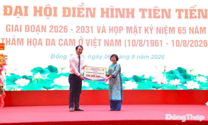 Lãnh đạo Công ty TNHH MTV Xổ số kiến thiết Tiền Giang trao biểu trưng 300 triệu đồng hỗ trợ Hội Nạn nhân chất độc da cam/dioxin tỉnh Đồng Tháp chăm lo cho các nạn nhân.