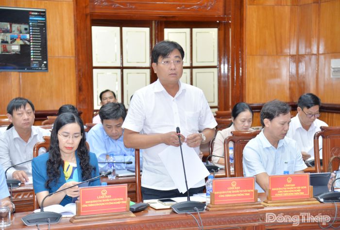 Giám đốc Ban Quản lý dự án đầu tư xây dựng công trình giao thông tỉnh Đồng Tháp Nguyễn Hoàng Khuyên phát biểu tại cuộc họp.
