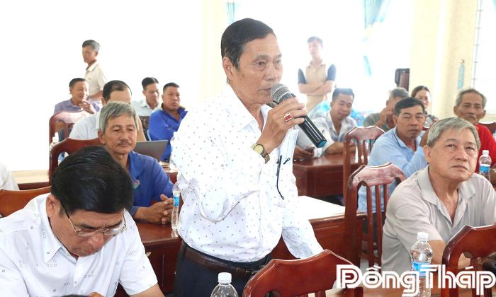 Cử tri xã An Phước nêu ý kiến, kiến nghị tại buổi tiếp xúc.