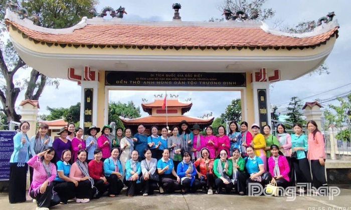 Đoàn đại biểu đã đến viếng, dâng hương tại Đền thờ Trương Định.