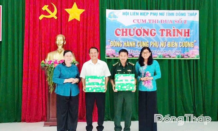 Cụm thi đua số 2 trao quà lưu niệm cho Đồn Biên phòng Kiểng Phước và xã Gia Thuận.