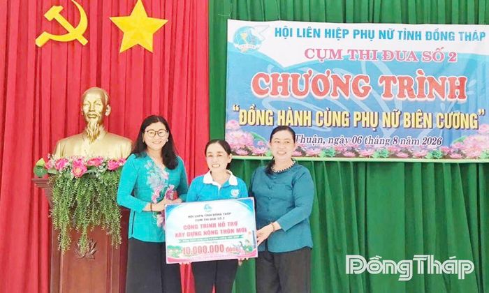 Cụm thi đua số 2 trao bảng tượng trưng hỗ trợ thực hiện công trình xây dựng nông thôn mới tại xã Gia Thuận.